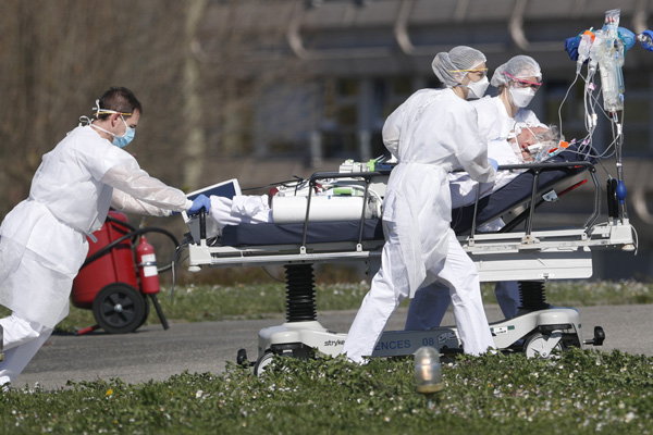 “Bırakalım yayılsın” politikası terk edildi, İngiltere önlem almaya başladı