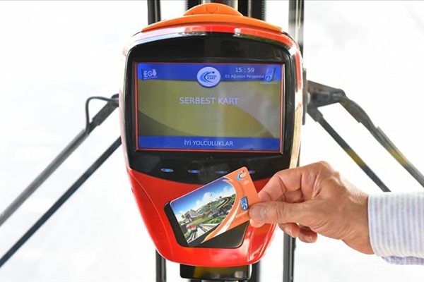 Sağlık çalışanları, toplu taşıma ve kamuya ait sosyal tesislerden ücretsiz yararlanacak