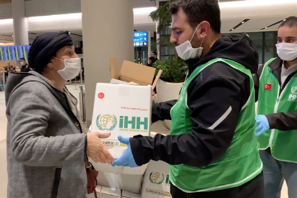 Havalimanında mahsur kalan yabancı yolculara insani yardım