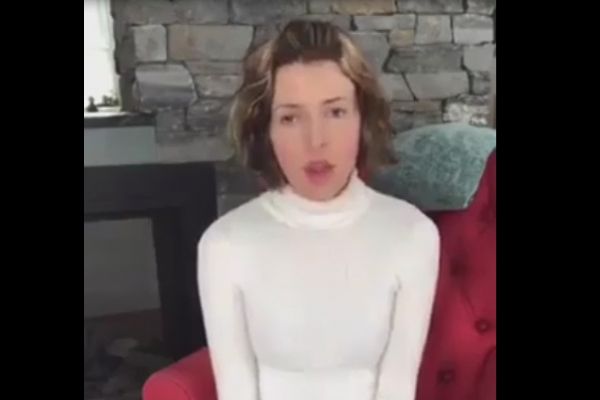 Amerikalı kadın sanatçı okuduğu Kuran  ayetiyle büyüledi