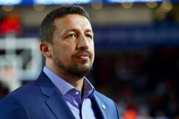 Hidayet Türkoğlu'ndan 'evde kaldığını' gösteren 100 kişiye hediye