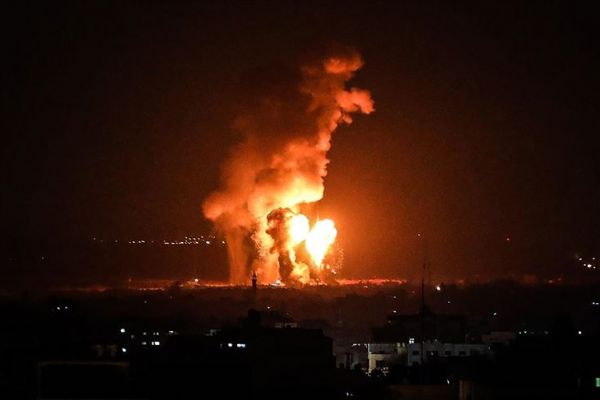 İsrail Gazze'yi vurdu