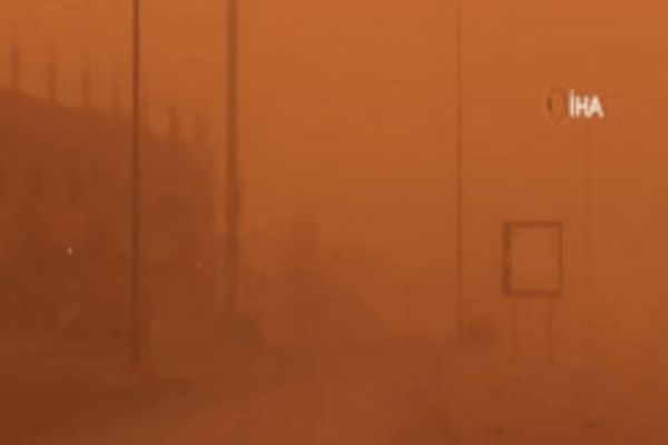 Suudi Arabistan’da toz fırtınası gökyüzünün rengi turuncuya çevirdi