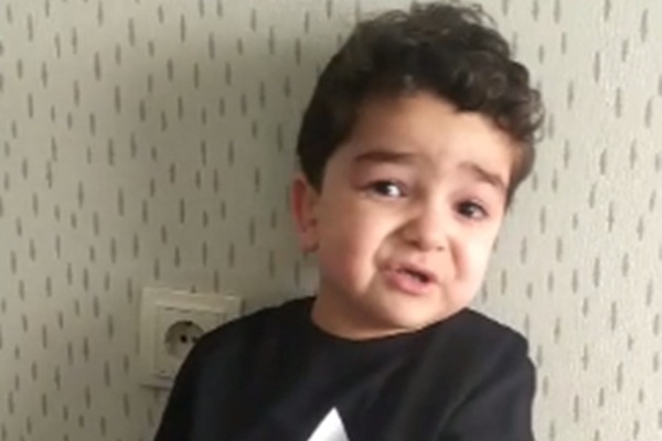 Evde bunalan minik çocuk: Ben sizin yüzünüzden dışarı çıkamıyorum