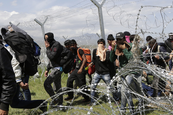 Yunan sınırındaki mülteciler 9 ile geri gönderildi