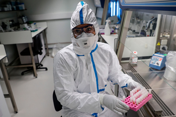 Rusya'da tıp öğrencileri koronavirüsle mücadelede sahaya iniyor