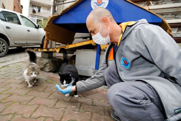 Sokaklar boş kalsa da onlar aç kalmıyor