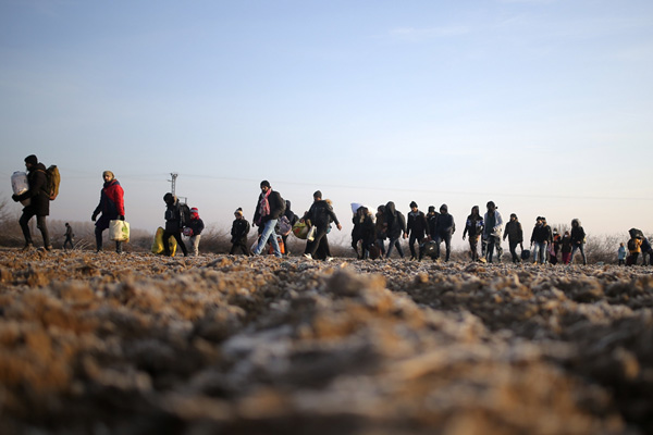 Salgın devam ederken Yunanistan sınırındaki mültecilere ne oldu?