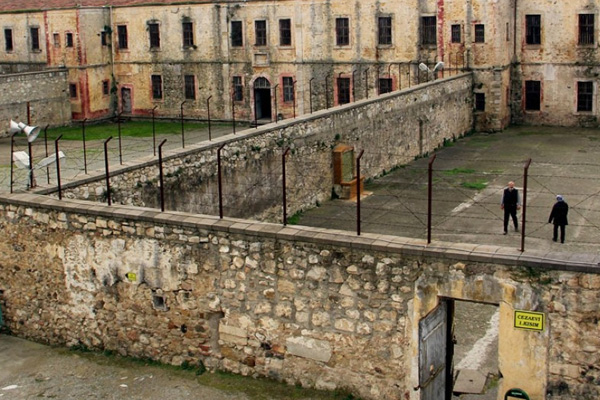 İnfaz düzenlemesinde yeni gelişme: 70 bin mahkum cezasını evde çekecek