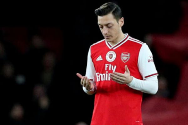 Mesut Özil'den 'evde kalanlara' Arsenal maçına davetiye