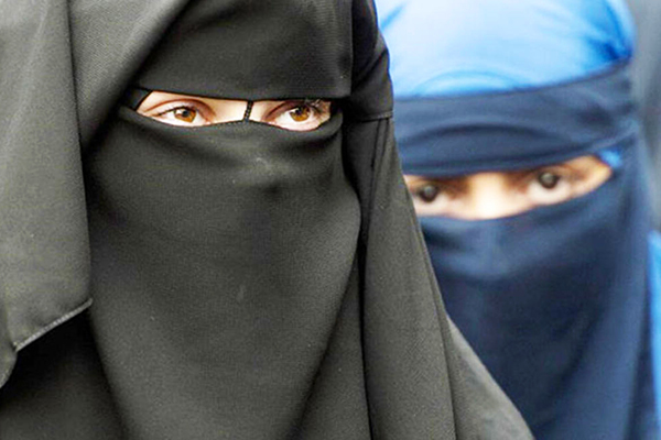 “Burkayı savaş açanlar şimdi burka-şal öneriyor”