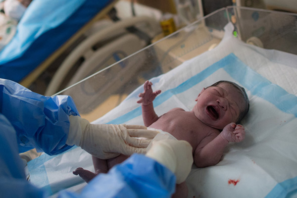 İran'da iki haftalık bir bebekte koronavirüs tespit edildi