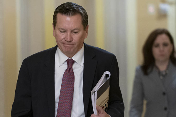 Trump, azil soruşturmasına yol açan muhbirin işine son verdi