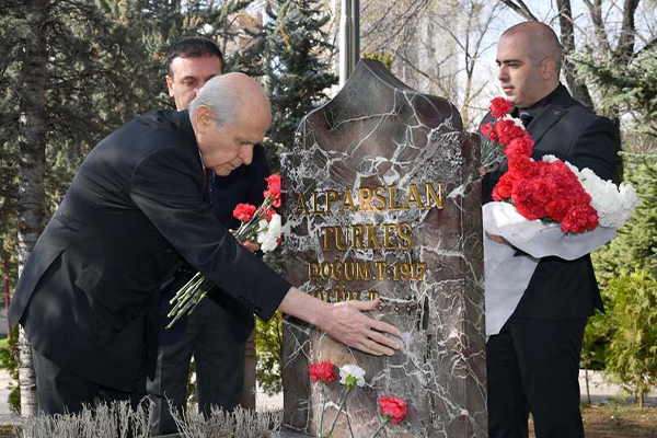 Bahçeli, Türkeş'in mezarını ziyaret etti
