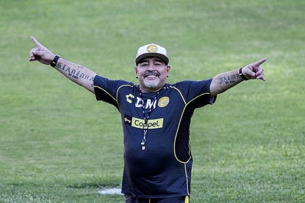 Maradona kulübünden maaşının kesilmesini talep etti
