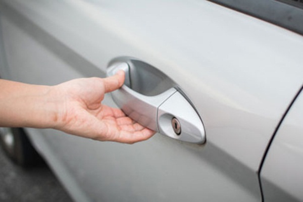 Arabaların kapı kollarına dokunan şahıs, polisi alarma geçirdi