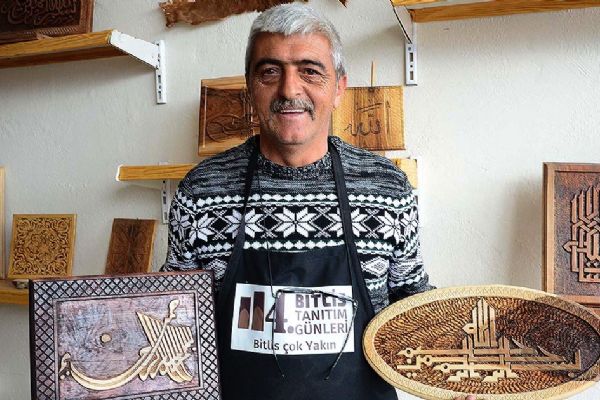 Selçuklu ve Osmanlı motiflerini ahşaba işleniyor