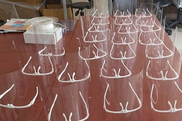 Nefes alıp verirken 'buğu' yapmayan siperlik üretiyorlar