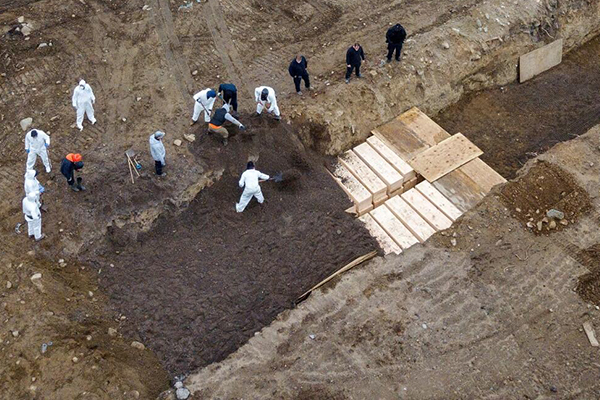 Dünyanın süper gücü çaresiz! New York’ta ürküten 'toplu mezar' görüntüleri