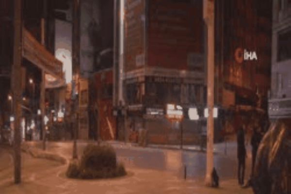 Sokağa çıkma yasağının başlamasıyla birlikte sokaklar boş kaldı