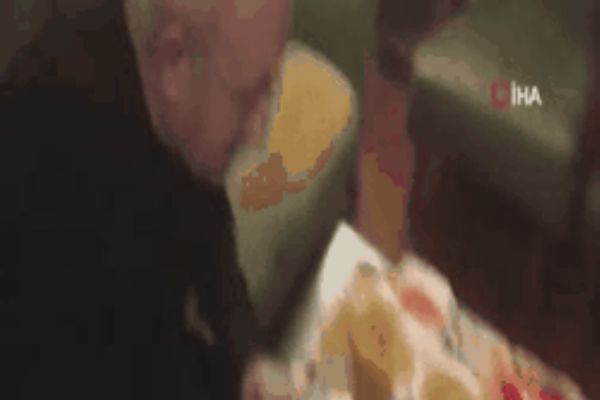 Kurtlar Vadisi’nin Ömer Babası, makarnadan resim yapıyor