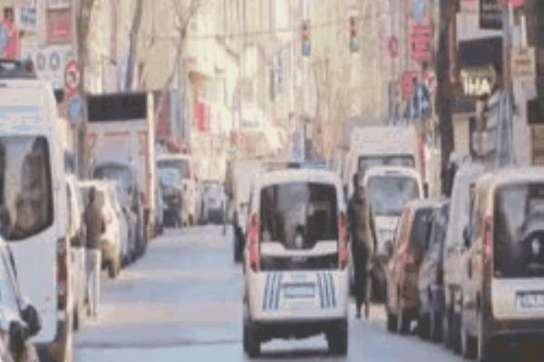 Sokağa çıkma yasağından muaf olanlar işlerine gidiyor