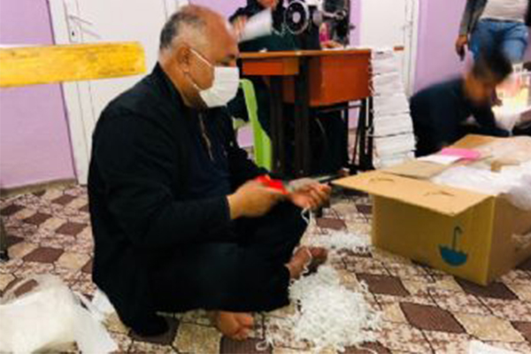 Gündüz belediye başkanlığı yapıyor, gece maske dikiyor