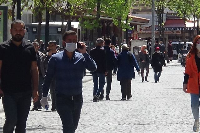 Diyarbakır'da yasak sonrası güneşli havayı gören vatandaşlar ...