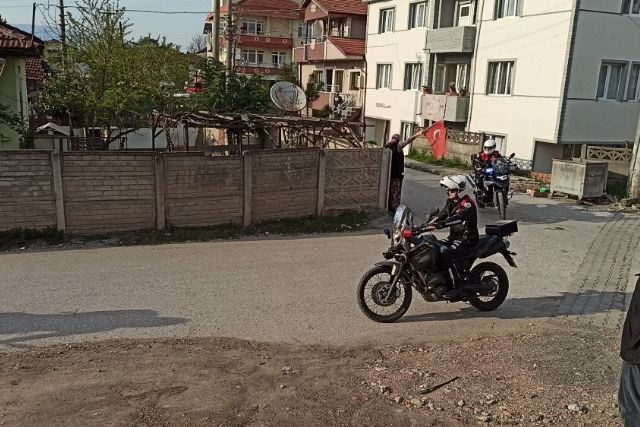 Kadınların kavgasını ayırmaya giden polisler pasta ile karşılaştı