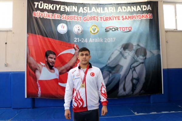 Milli güreşçi madalyaya kilitlendi