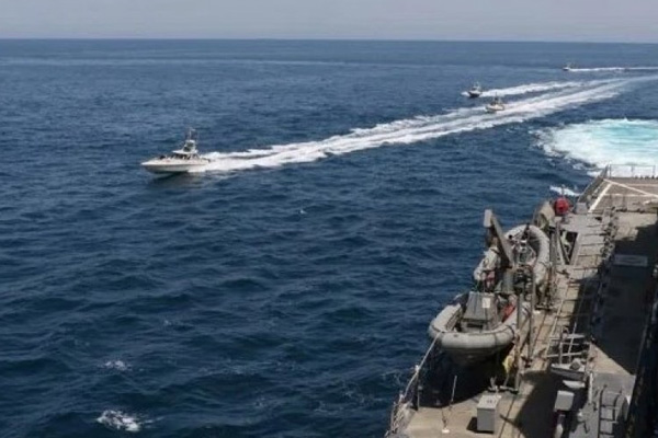 ABD açıkladı: İran botları, ABD savaş gemilerini taciz etti