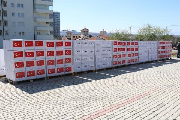 TİKA, Priştine ihtiyaç sahibi ailelerine gıda kolisi dağıtıyor