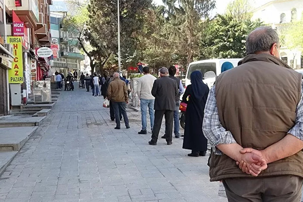 Sokağa çıkma yasağı öncesi et kuyruğu