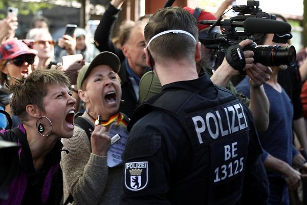 Almanya'da koronavirüs protestosu: Yüzlerce kişi sosyal mesafeyi ihlal etti