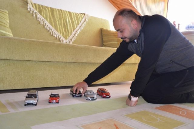 Oyuncak araba koleksiyonuna servet harcadı