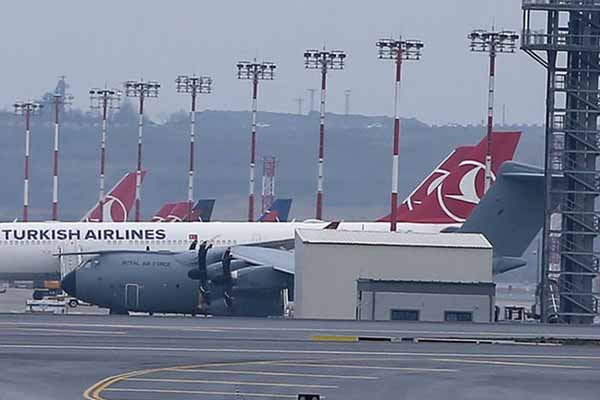 İngiliz Askeri kargo uçağı, sağlık ekipmanları almak için İstanbul’da