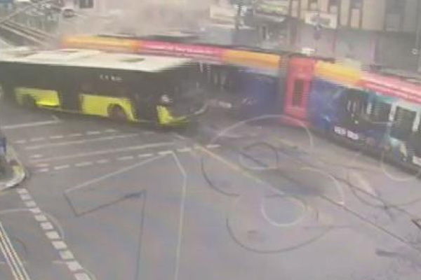 İstanbul’da feci kaza: Tramvay, otobüse çarptı