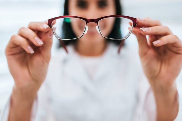 Gözlük kullananlara ''koronavirüs'' uyarısı