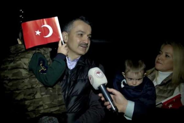Bakan Pakdemirli 23 Nisan coşkusuna ailesi ile katıldı