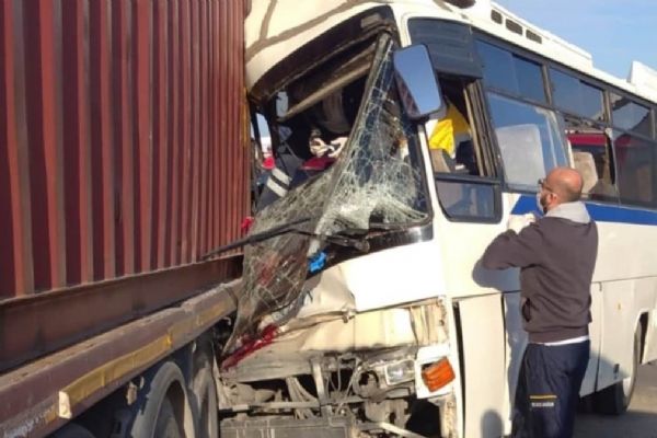 Manisa'da işçi servisi park halindeki tıra çarptı: 1 ölü, 15 yaralı