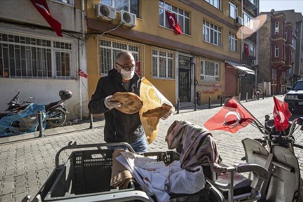 Ramazan pidesi evlere servis edildi