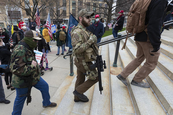 ABD’de karantina isyanı! Silahlarıyla sokaklara döküldüler
