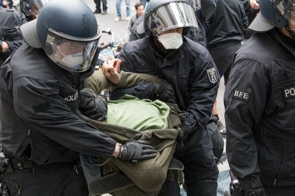 Almanya'da koronavirüs protestosu: Sosyal mesafe kuralı hiçe sayıldı