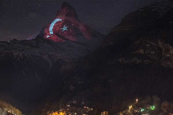 Türk bayrağı İsviçre Alpleri'nin zirvesinde!