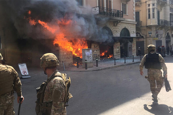 Lübnan’da sular durulmuyor! Bankalar ateşe verildi