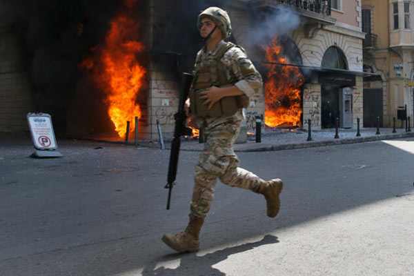 Güpegündüz yaktılar, dünya diken üstünde izliyor! Bir ülke çöküyor