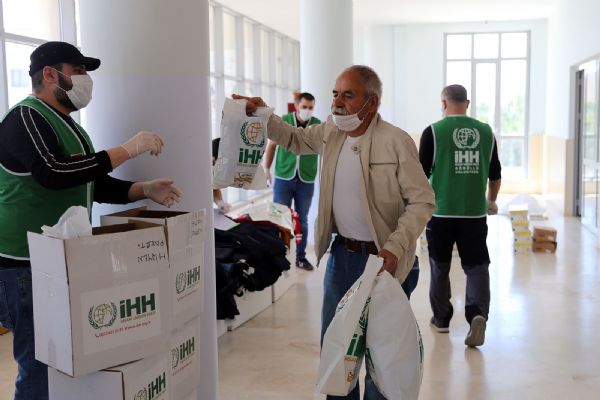 İHH'den kıyafet ve hijyen paketi dağıttı