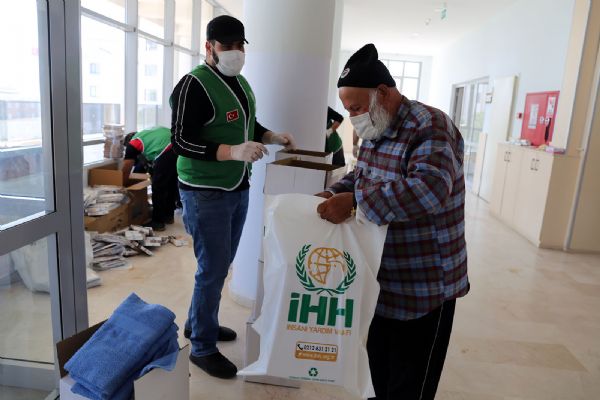 İHH’dan evsizlere yardım