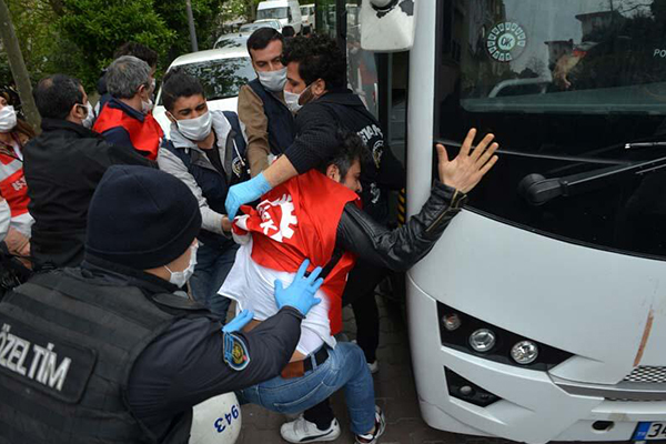 DİSK önünden Taksim'e yürümek isteyen gruba gözaltı