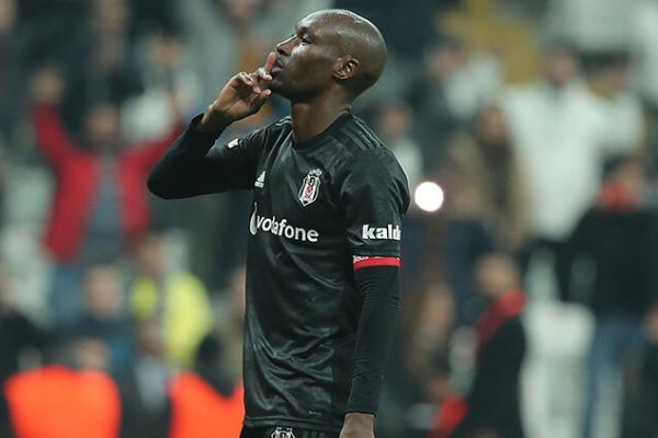 Hutchinson 1 yıl daha futbol oynamak istiyor